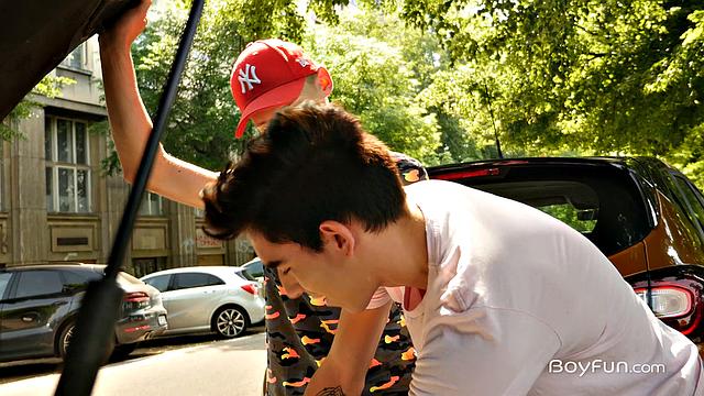 Оливер Моргансон и Роман Капеллини жёстко трахаются без резинки по-гейски, оба не сдерживаются в страсти.