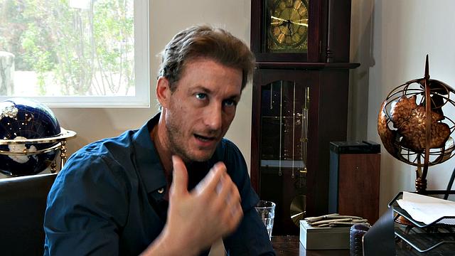 кудрявая брюнетка соблазняет отчима анальным сексом