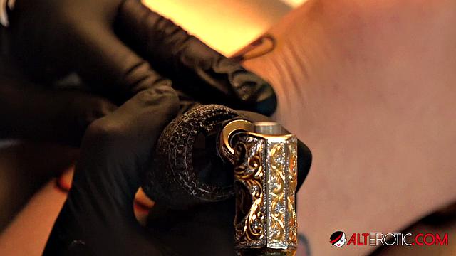 Kitana Montana Gets a Money Bag Tattoo from World Famous Flaks32g then Fucks Him!