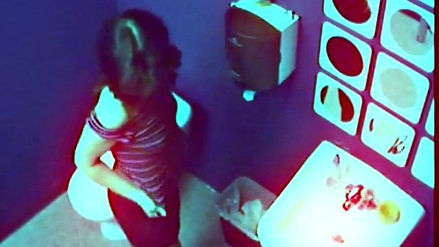 Exhibitionist masturbates solo