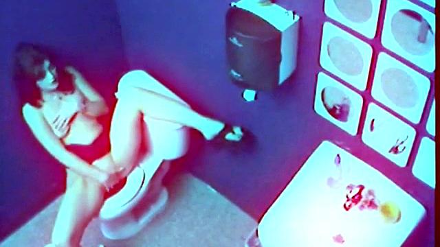 Exhibitionist masturbates solo