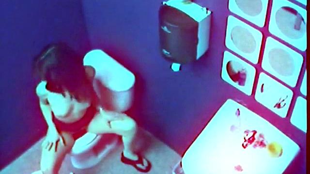 Exhibitionist masturbates solo