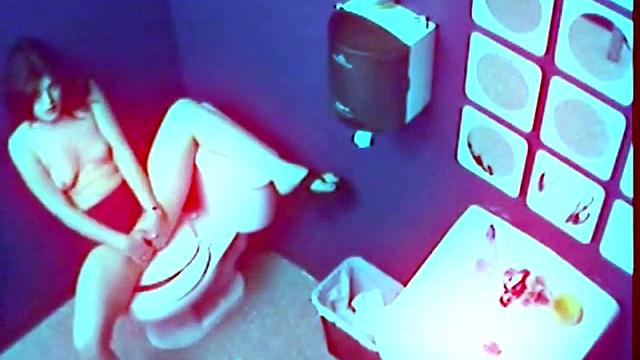 Exhibitionist masturbates solo