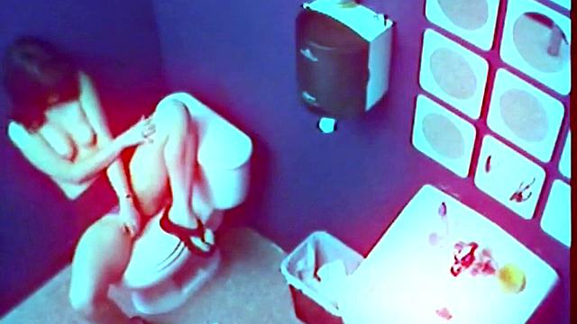 брюнетка дрочит себя пальцами в общественном туалете