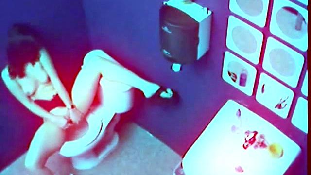 Exhibitionist masturbates solo