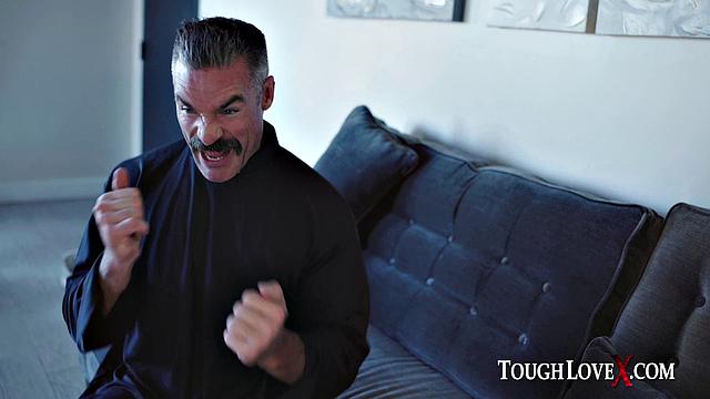 Джейлин Рио роняет браслет, не останавливаясь ни на секунду