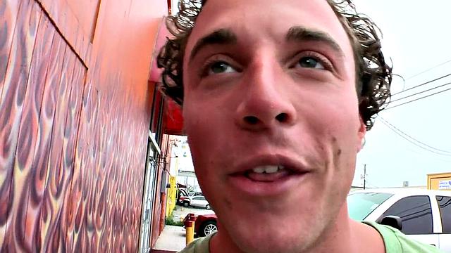 Naive straight guy ends in gay gloryhole