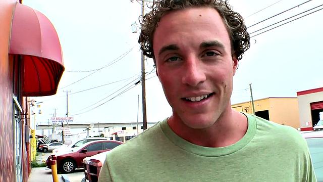 Naive straight guy ends in gay gloryhole