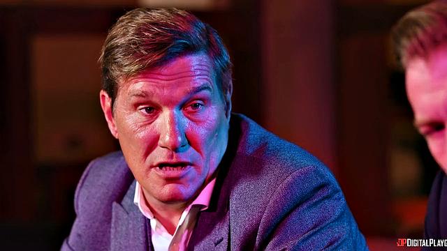 Боссиха мафии Eliana доказывает, кто тут главный и жёстко доминирует на сходке с мужиками, не терпя неуважения.