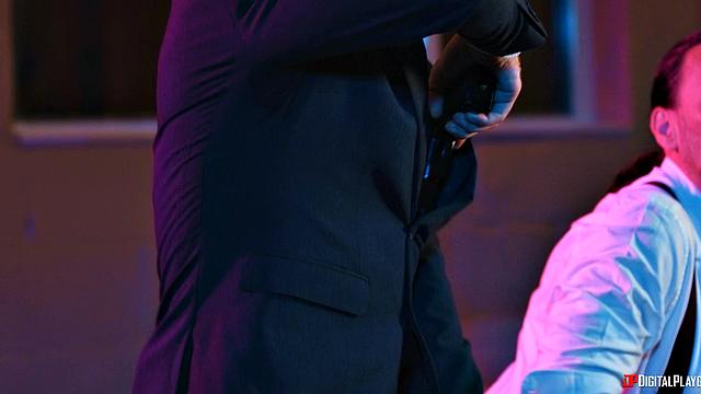 Боссиха мафии Eliana доказывает, кто тут главный и жёстко доминирует на сходке с мужиками, не терпя неуважения.