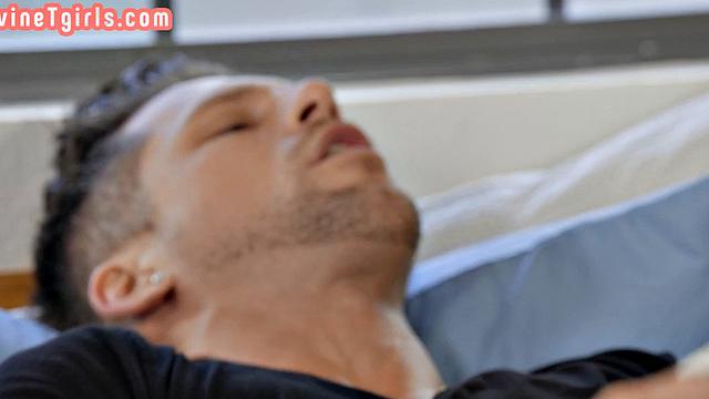 транс- bbw садится на член и берёт своё