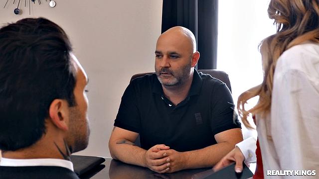 Кимми Грейнджер страстно трахается с адвокатом после развода в офисе, забывая о бывшем мужe.