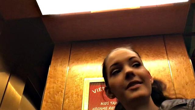 Деревенская Аниэ сосёт хер и прикалывается как может