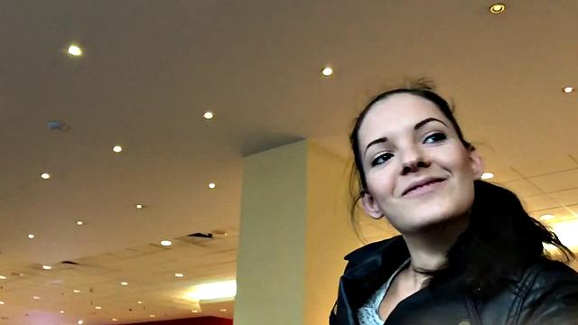 Деревенская Аниэ сосёт хер и прикалывается как может