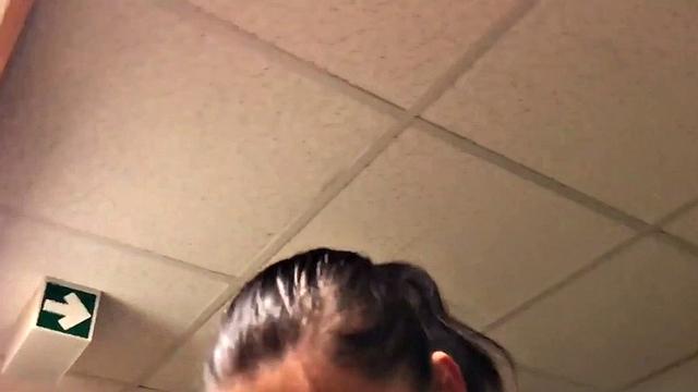 Деревенская Аниэ сосёт хер и прикалывается как может