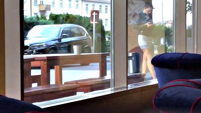 Деревенская Аниэ сосёт хер и прикалывается как может