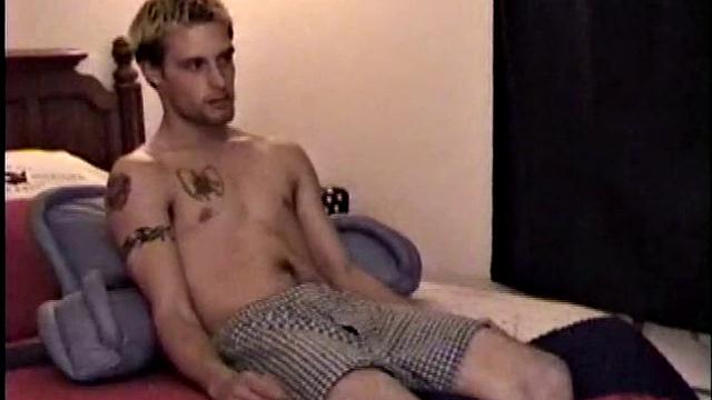 Прямой парень Базз делает вид, что не хочет, но подставляет член другу в рот - классика гей-аматорки с приколом.