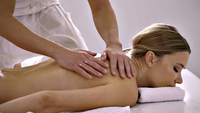 Massaging babe enjoys fucking hardcore in missionary