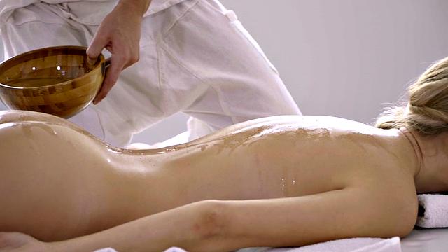 Massaging babe enjoys fucking hardcore in missionary