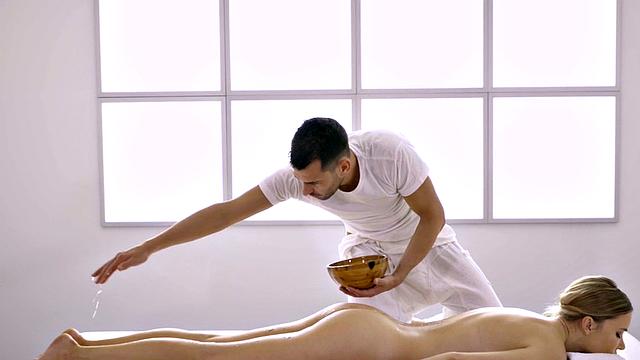 Massaging babe enjoys fucking hardcore in missionary