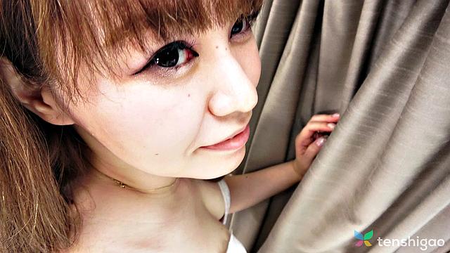 Момояма Саяка дразнит сочным телом и нежной улыбкой