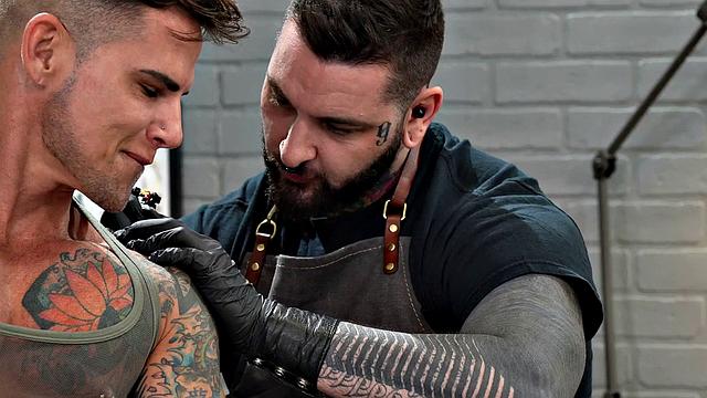 Татуированный качок ловит кулак и шутит над этим