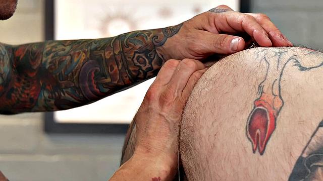 Татуированный качок ловит кулак и шутит над этим