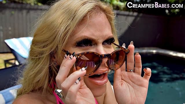 Зрелая с большой жопой скачет на черном члене у бассейна.