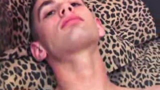 Ник принес четыре игрушки, но его жопе нравится только одна