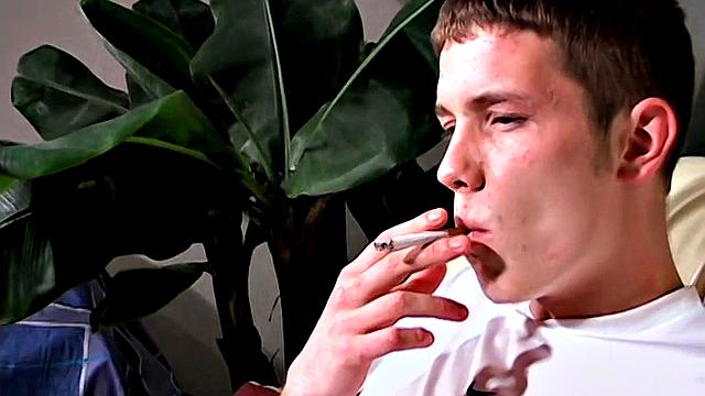 Денис курит и дрочит - Denis Smoke & Stroke