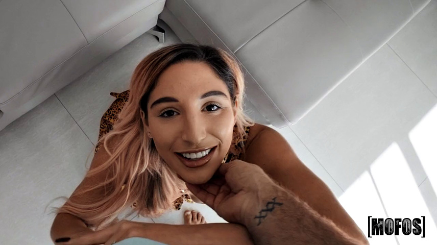 Abella Danger трахается с JMac в разных позах, балерина сосёт и катается на члене как профи.