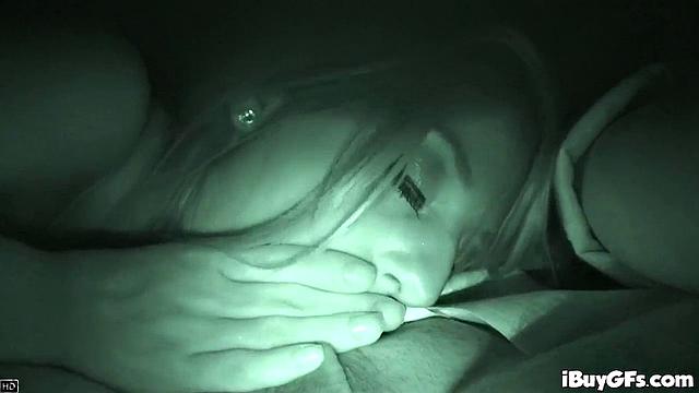 жадная блондинка душит член парня глубоким минетом в машине