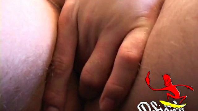 Phil не теряется: палец в попу и подрочил подруге на диване