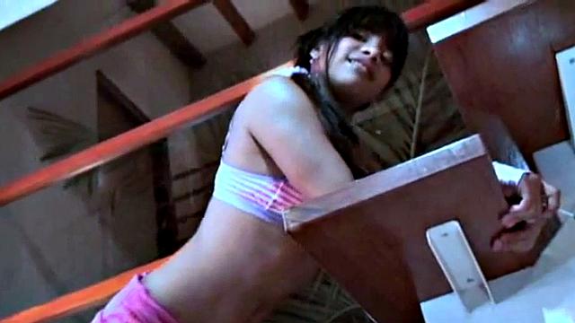 шалунишка с леденцом проверяет, как по вкусу бритая киска