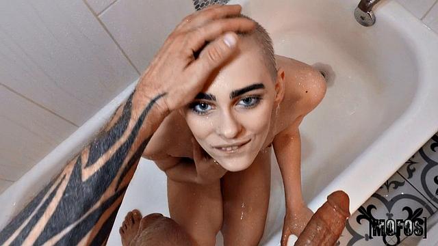 Париc Amour разминает свою киску на пробежке и ловит жёсткий трах от Scott Nails на свежем воздухе.