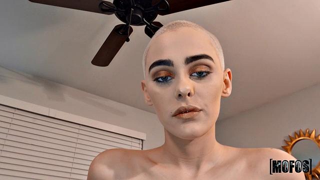 Париc Amour разминает свою киску на пробежке и ловит жёсткий трах от Scott Nails на свежем воздухе.