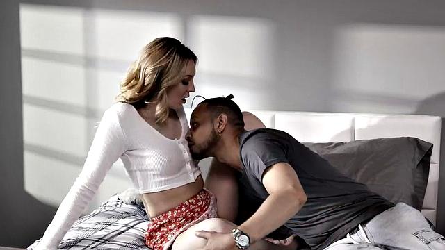 Бэйбиситтер отсасывает боссу и скачет на члене