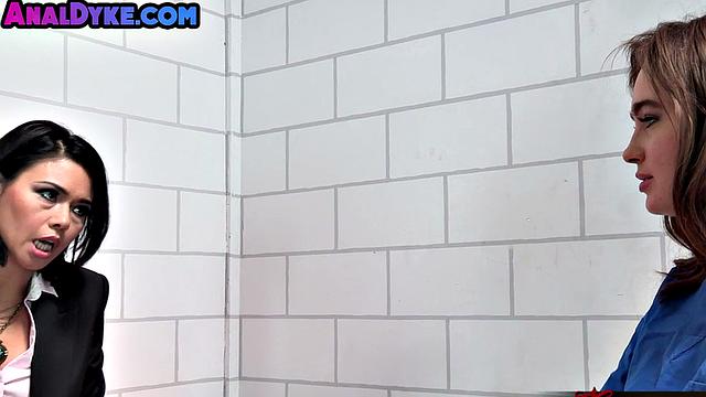 Милашка с густой писькой и маленьким размером не ожидала таких игрушек от зрелых лесбиянок - анальное шоу с юмором для взрослых зрителей.