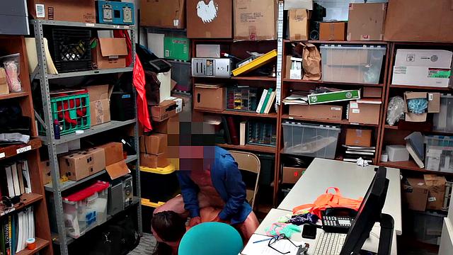 пришла за бесплатным шопингом, ушла после группового опроса