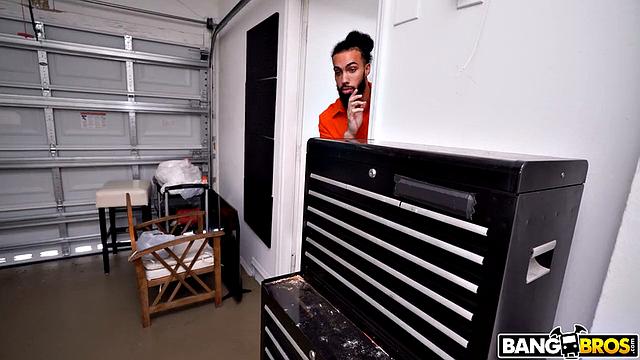 Graycee Baybee показывает украшенную попку и получает анальный трах от соседа по квартире в прачечной.