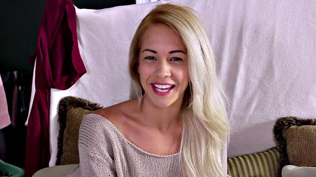 Блондинка-студентка Мила раздевается и ласкает себя в общежитии