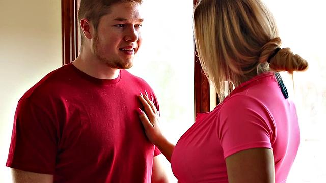 Хозяйка Оливия Остин снижает аренду за скользкий массаж нюру