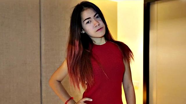 азиаточка с пушистым сюрпризом и не стесняется показать