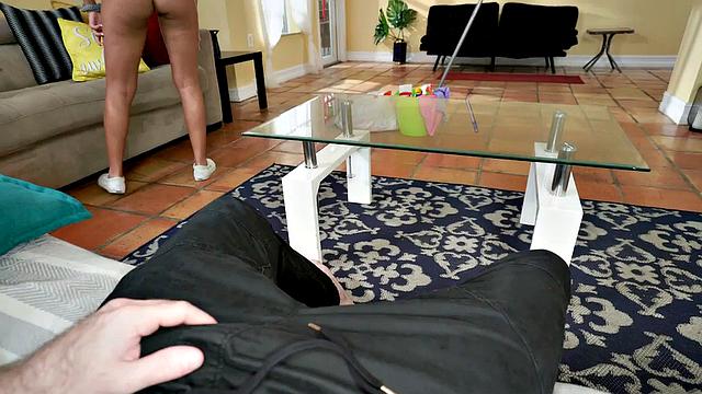 Stunning Ebony maid bangs boss for extra money