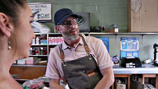 жена трахает сотрудника среди гвоздей, муж занят болтами