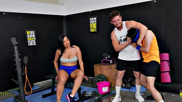 Short guy bangs bootylicious Latina coach after practice