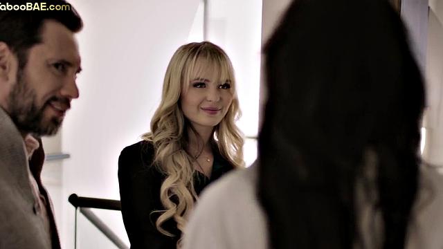 блондиночка устроила ковбойское ралли на члене и опять без штанов