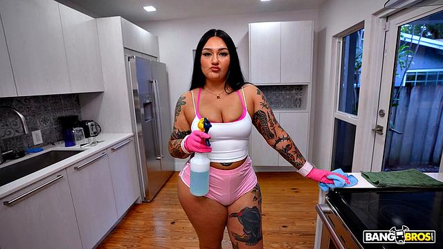 Cleaning Roxanne's Pussy