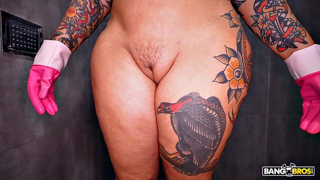 Cleaning Roxanne's Pussy