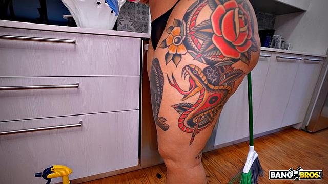 Cleaning Roxanne's Pussy